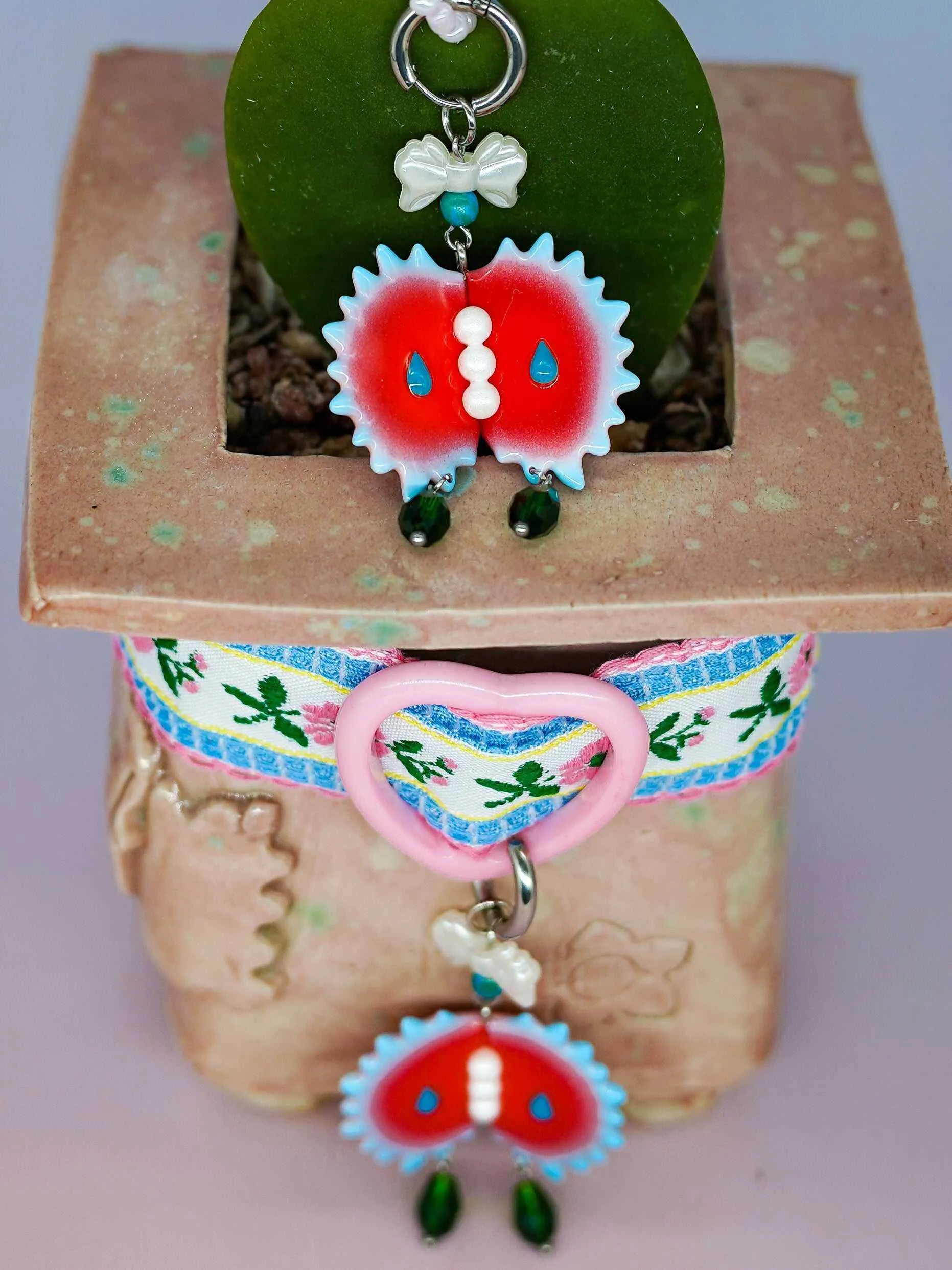 Venus flytrap with blue edge and pearl middle necklace & earring