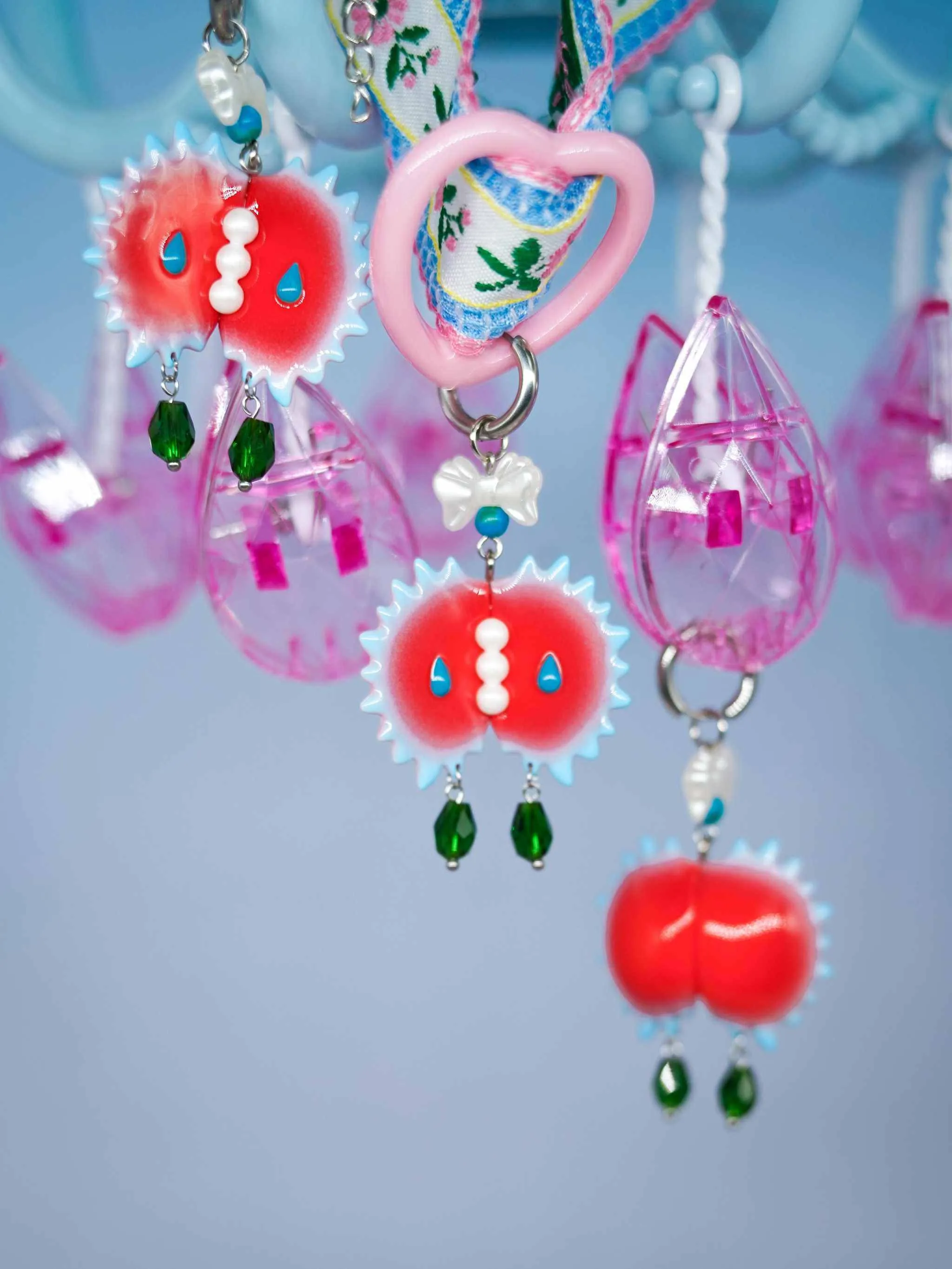 Venus flytrap with blue edge and pearl middle necklace & earring
